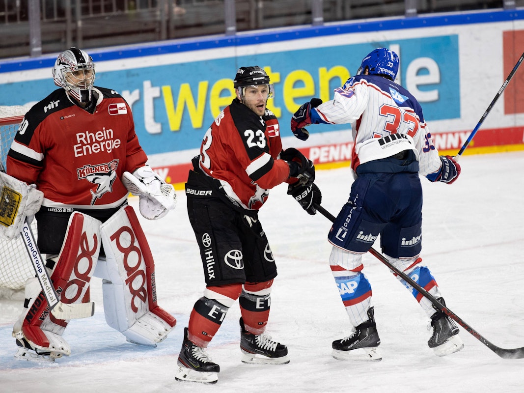 Die Haie schauen enttäuscht nach dem Mannheimer Sieg.