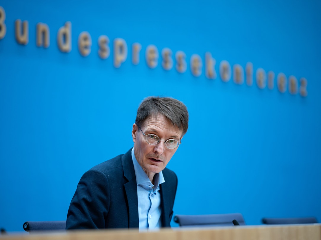 Karl Lauterbach (hier bei einer Bundespressekonferenz) befürchtet ein schlimmes Szenario wegen Omikron.