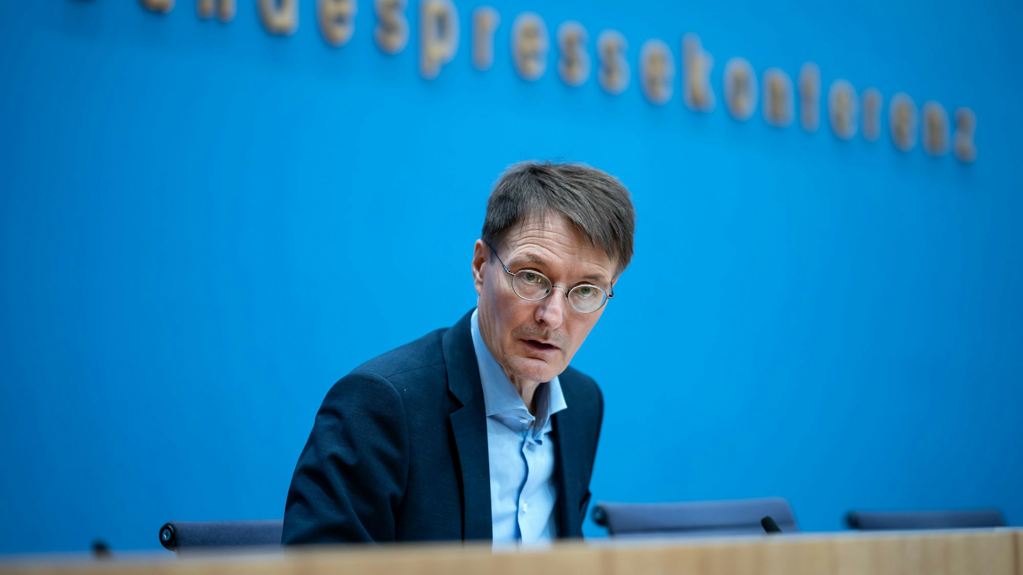 Karl Lauterbach (SPD), Bundesminister für Gesundheit, äußerte sich vergangene Woche in der Bundespressekonferenz zur Corona-Lage. Laut Expertenrat sollen weitere Kontaktbeschränkungen folgen.