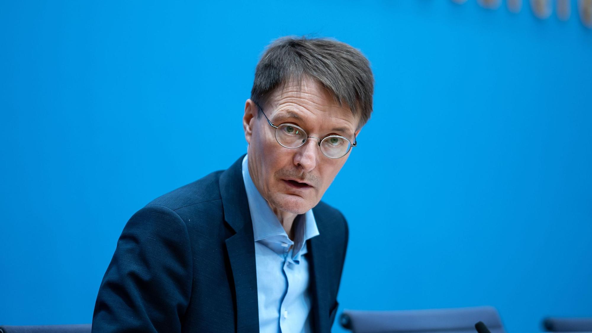 Karl Lauterbach (hier bei einer Bundespressekonferenz) befürchtet ein schlimmes Szenario wegen Omikron.