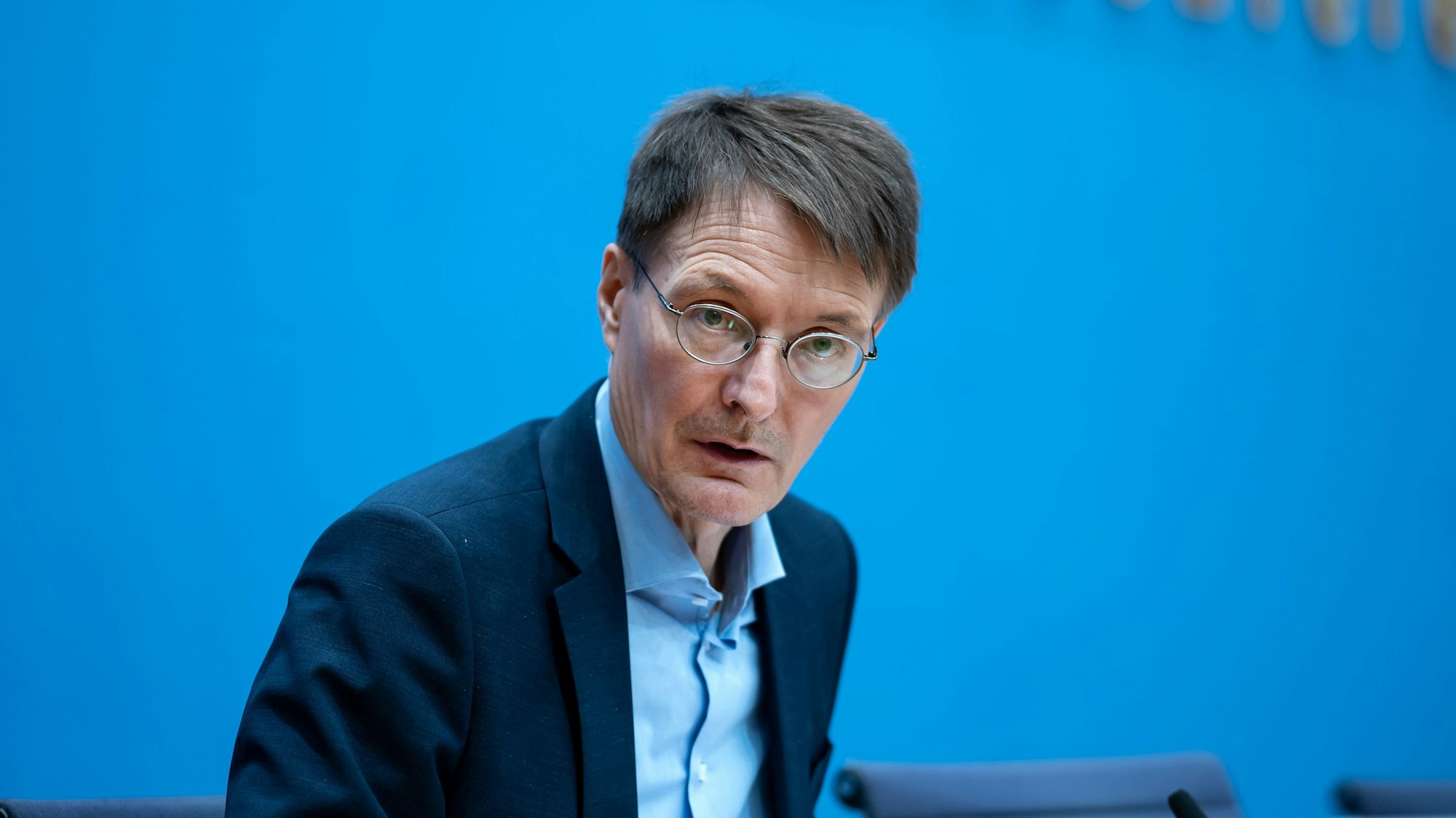 Karl Lauterbach (hier bei einer Bundespressekonferenz) befürchtet ein schlimmes Szenario wegen Omikron.