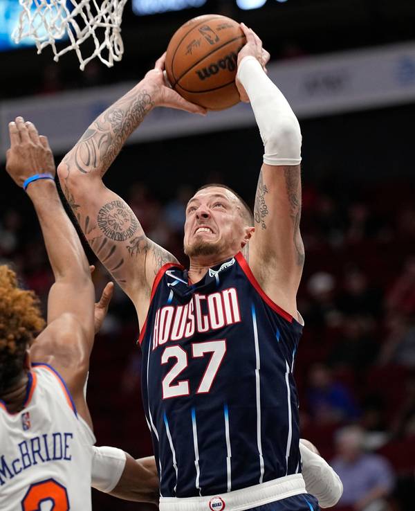 Houston-Center Daniel Theis setzt sich im Duell gegen Knicks-Guard Miles McBride durch und versucht den Ball in den Korb zu bringen.