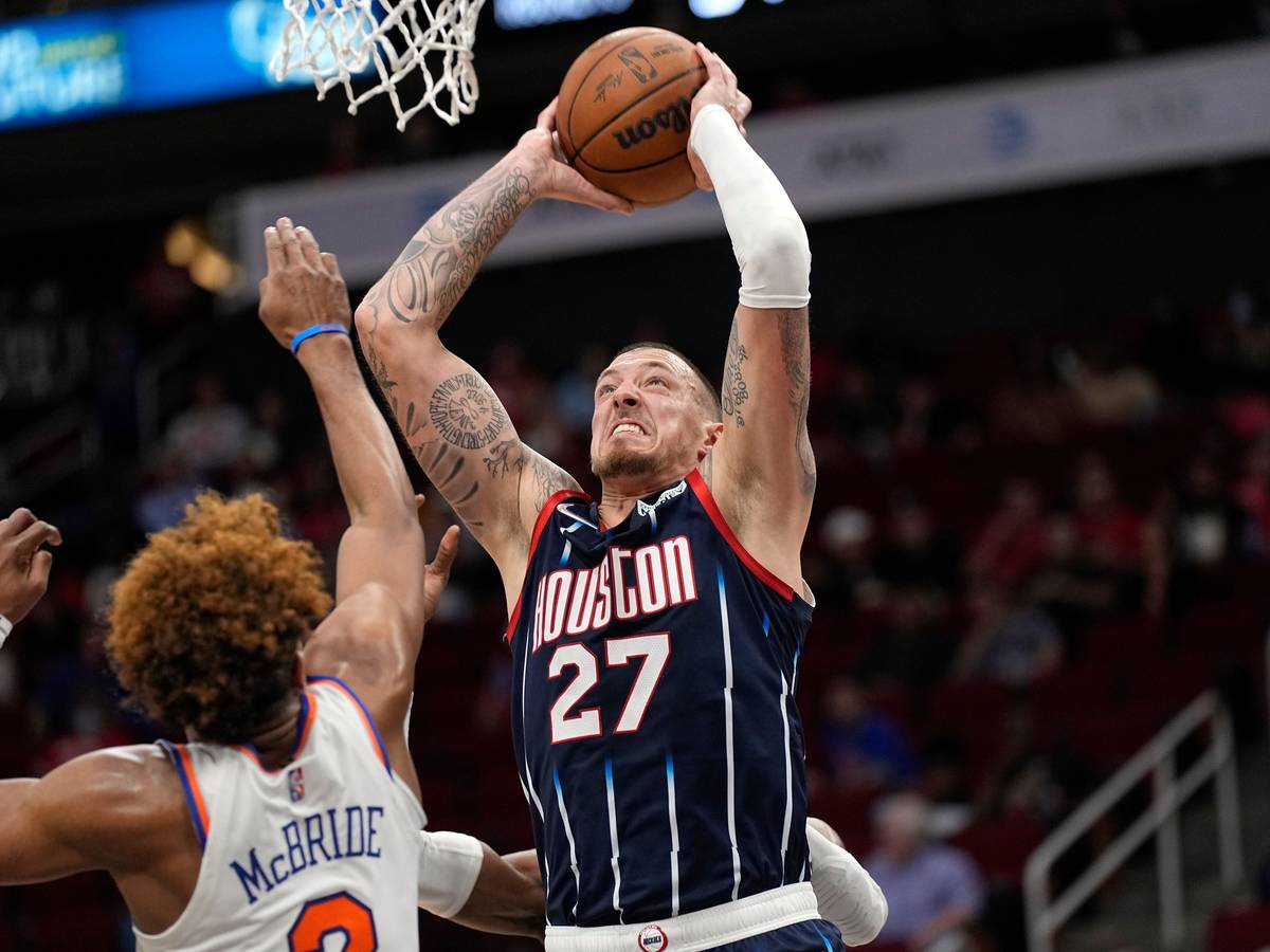 Houston-Center Daniel Theis setzt sich im Duell gegen Knicks-Guard Miles McBride durch und versucht den Ball in den Korb zu bringen.