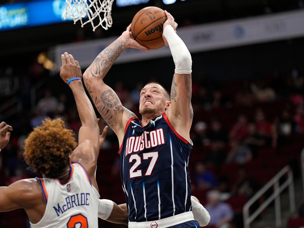 Houston-Center Daniel Theis setzt sich im Duell gegen Knicks-Guard Miles McBride durch und versucht den Ball in den Korb zu bringen.