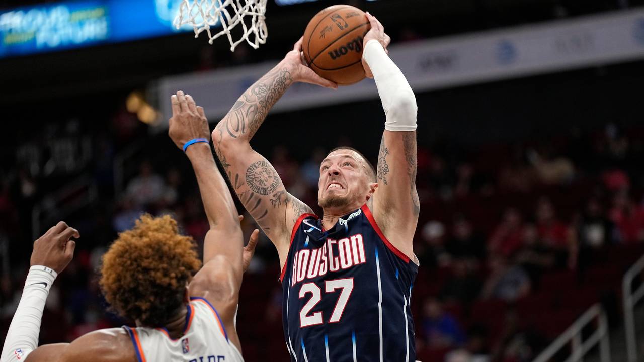 Houston-Center Daniel Theis setzt sich im Duell gegen Knicks-Guard Miles McBride durch und versucht den Ball in den Korb zu bringen.