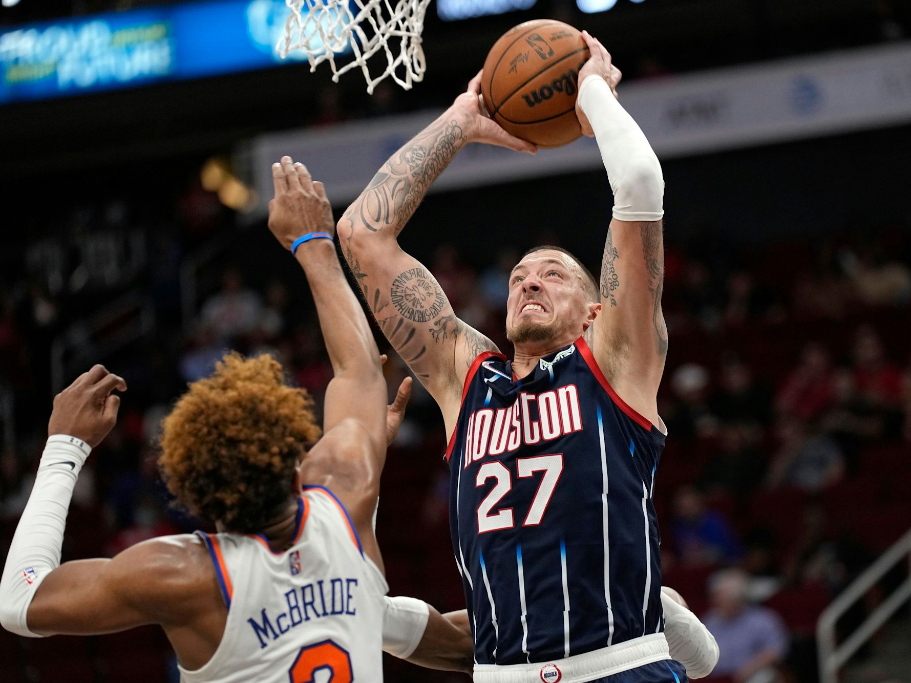 Houston-Center Daniel Theis setzt sich im Duell gegen Knicks-Guard Miles McBride durch und versucht den Ball in den Korb zu bringen.