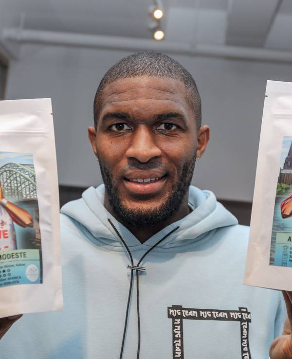 Anthony Modeste präsentiert seinen eigenen Kaffee.