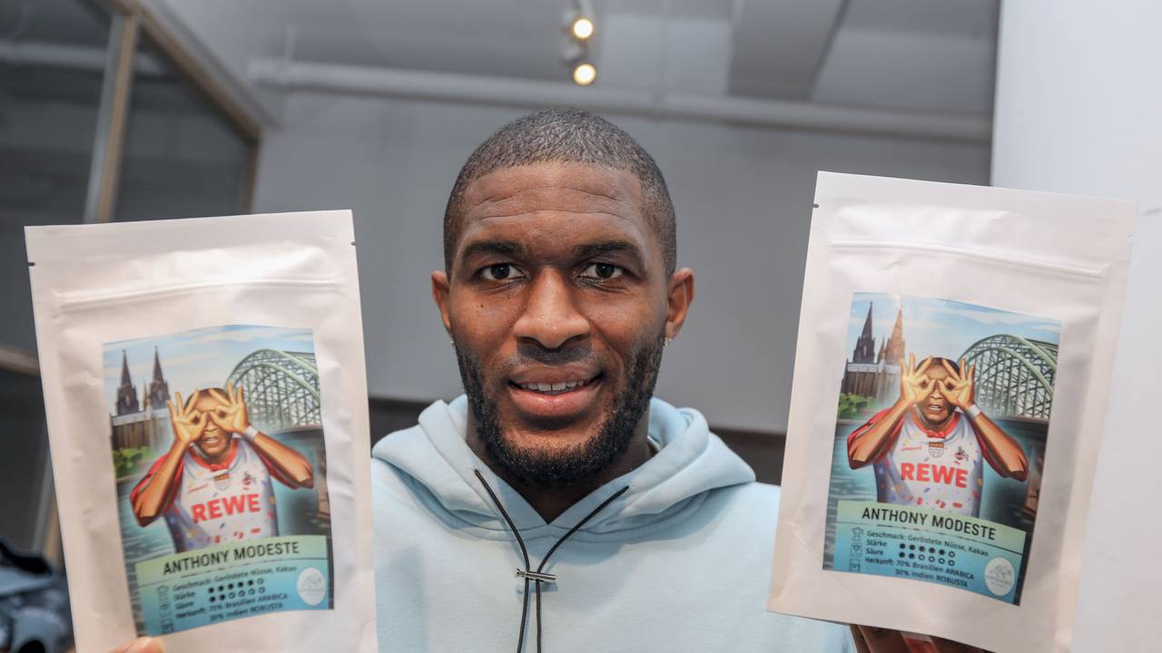 Anthony Modeste präsentiert seinen eigenen Kaffee.