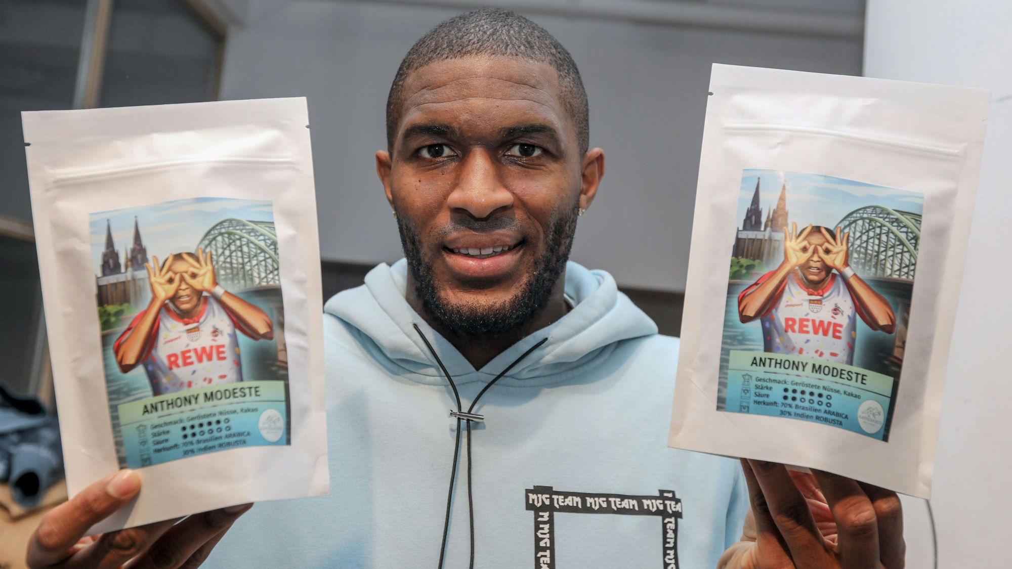 Anthony Modeste präsentiert seinen eigenen Kaffee.