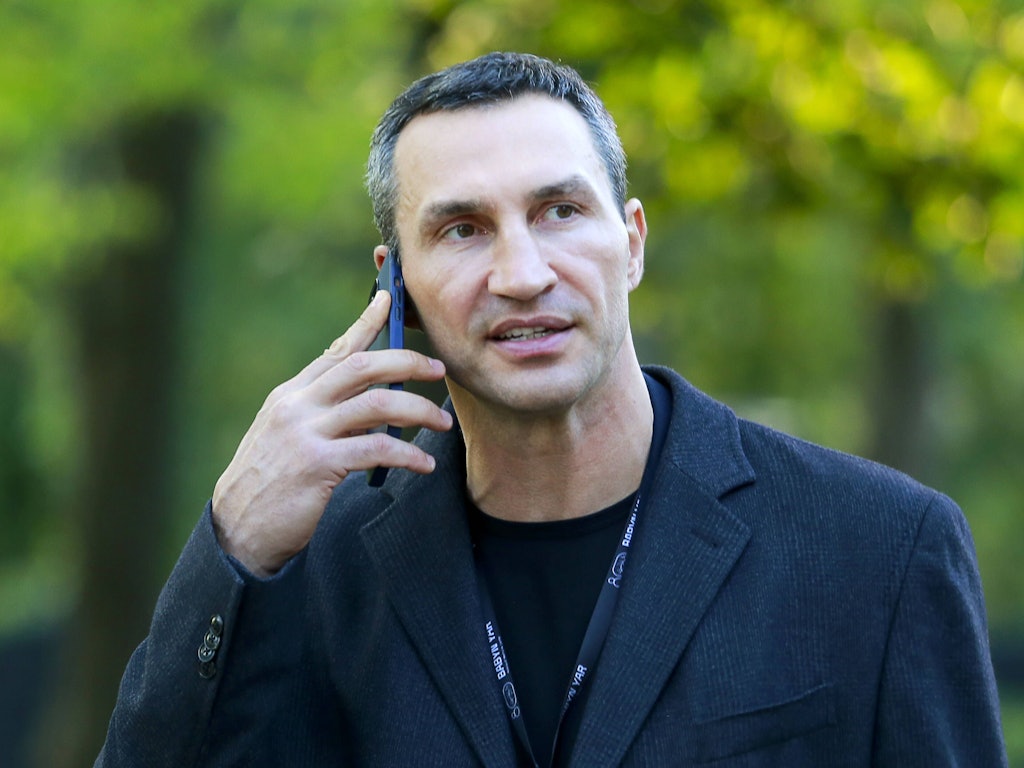 Wladimir Klitschko telefoniert.