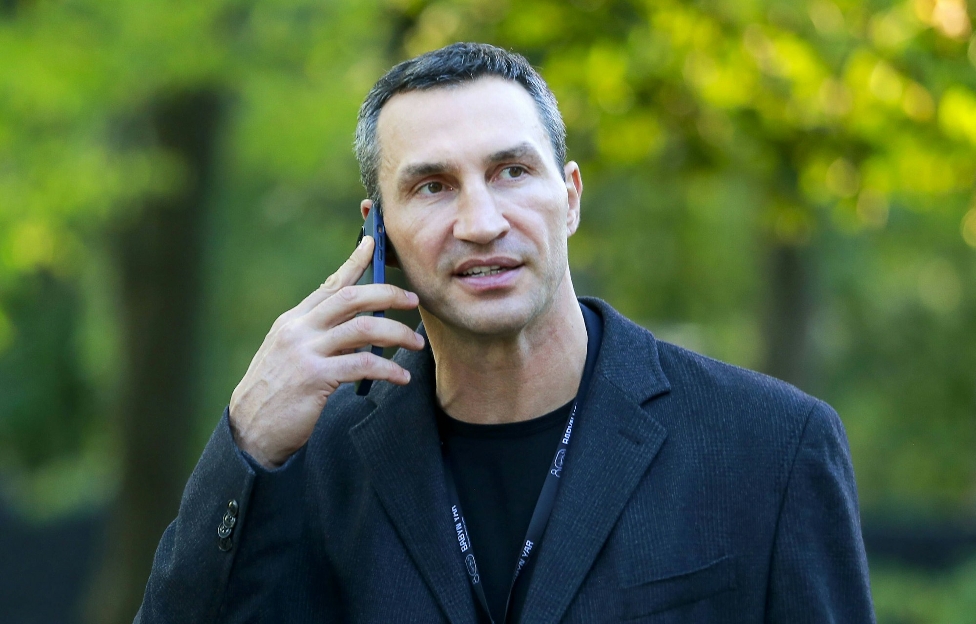 Wladimir Klitschko telefoniert.