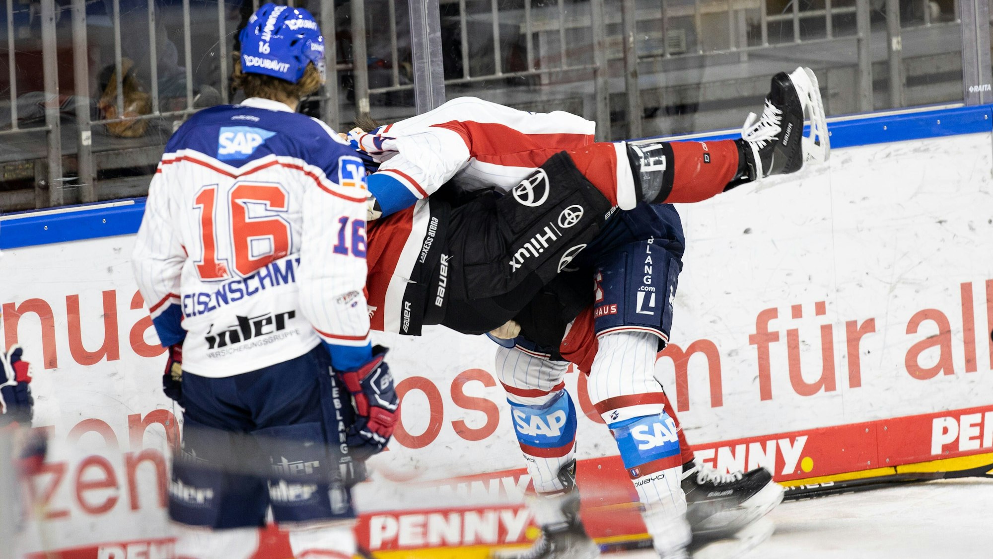 Duell zwischen Sebastian Uvira und Jordan Szwarz an der Bande.