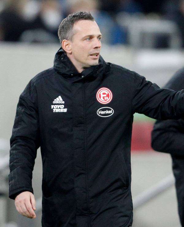 Der Düsseldorfer Trainer Christian Preußer gestikuliert am Spielfeldrand.