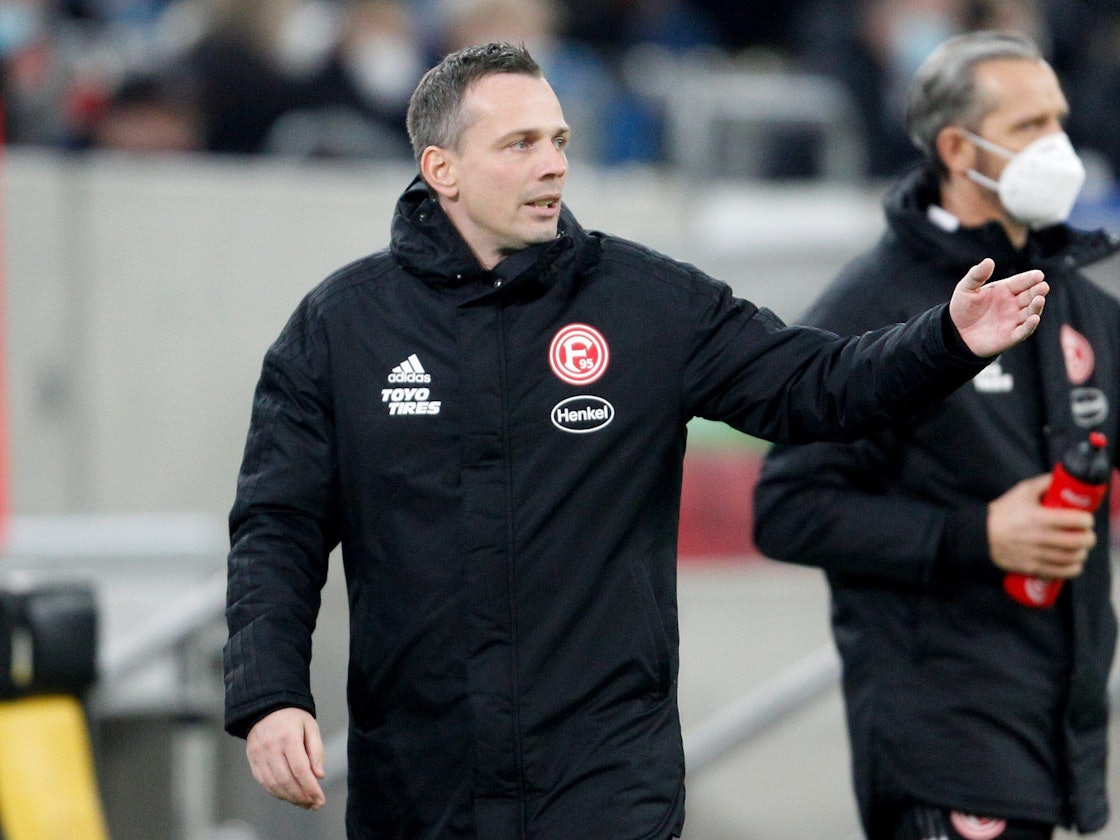 Der Düsseldorfer Trainer Christian Preußer gestikuliert am Spielfeldrand.