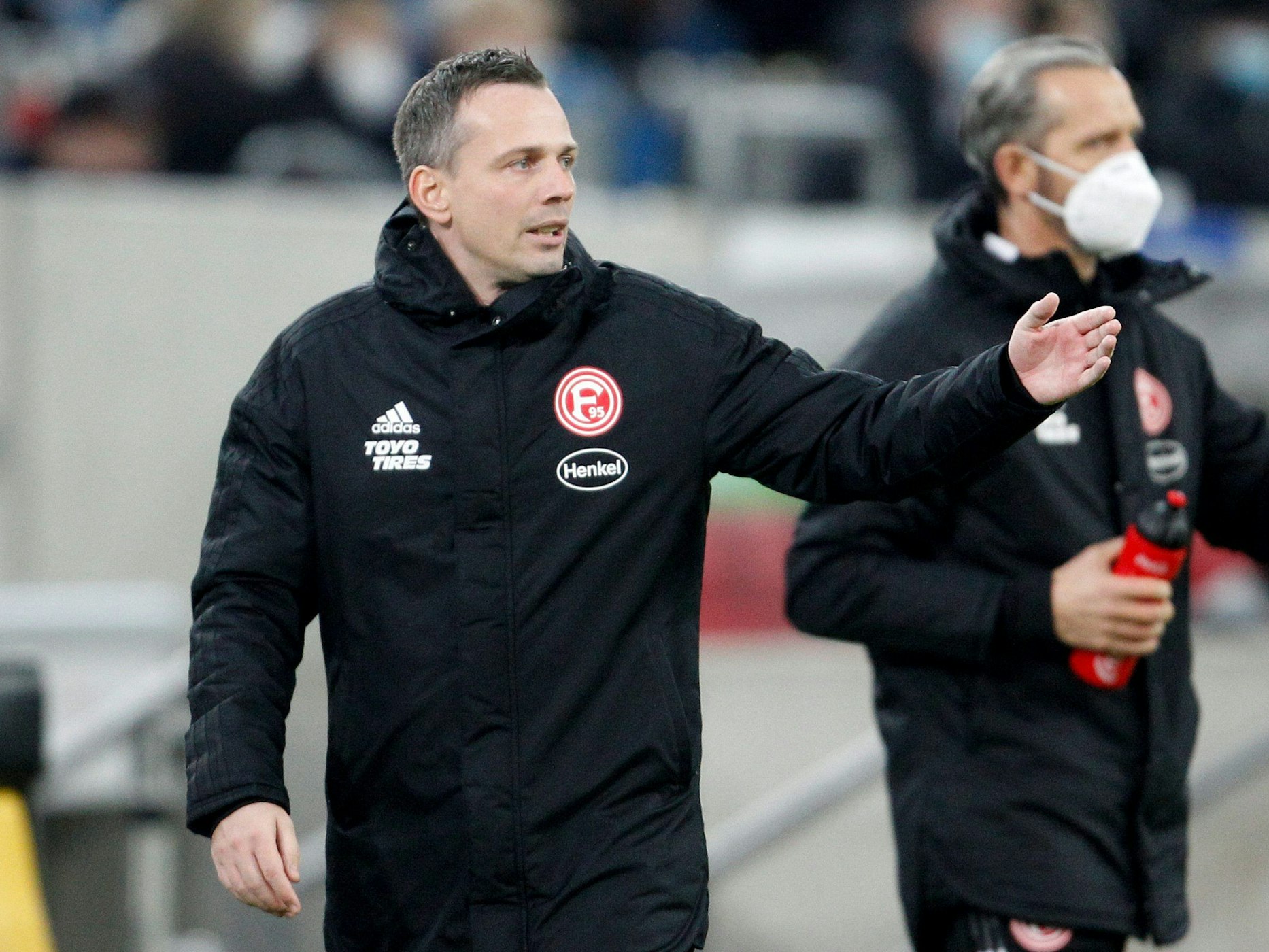 Der Düsseldorfer Trainer Christian Preußer gestikuliert am Spielfeldrand.