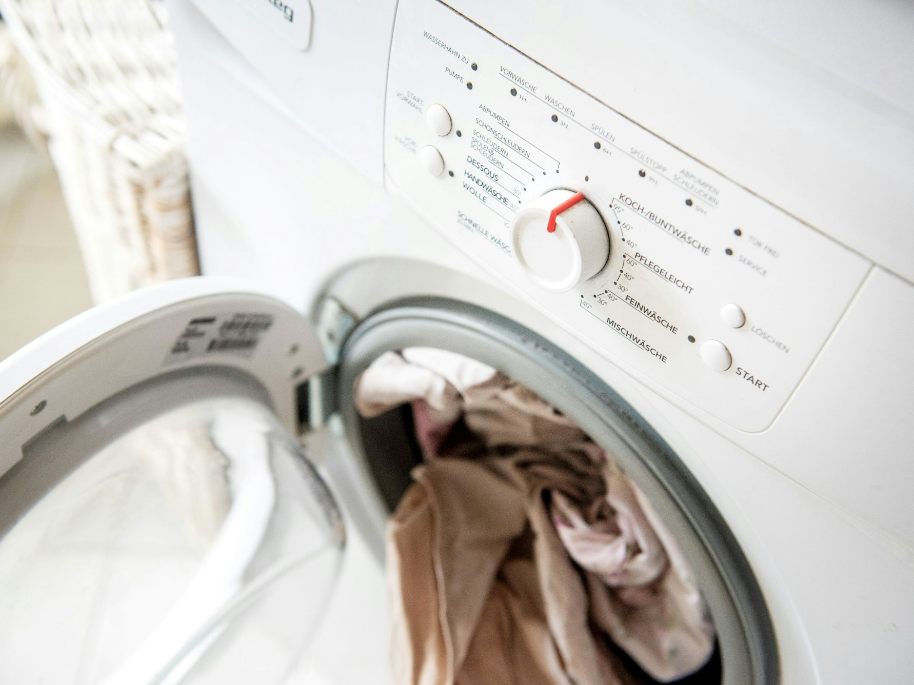 Eine mit Wäsche gefüllte Waschmaschine
