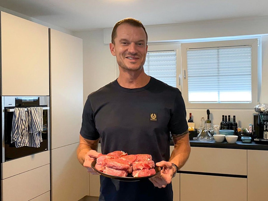 Gastgeber Moritz auf einem Foto vom 16. Dezember 2021 bei „Das perfekte Dinner“ in Bonn.