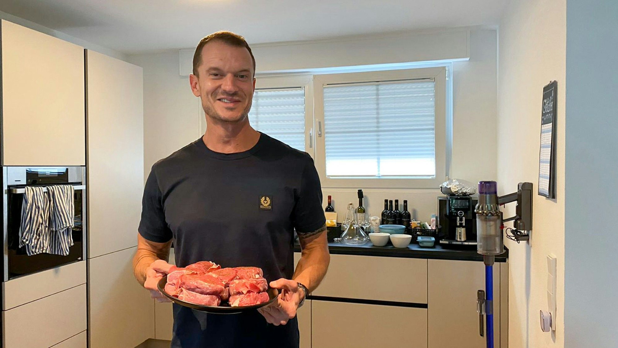 Gastgeber Moritz auf einem Foto vom 16. Dezember 2021 bei "Das perfekte Dinner" in Bonn. Foot