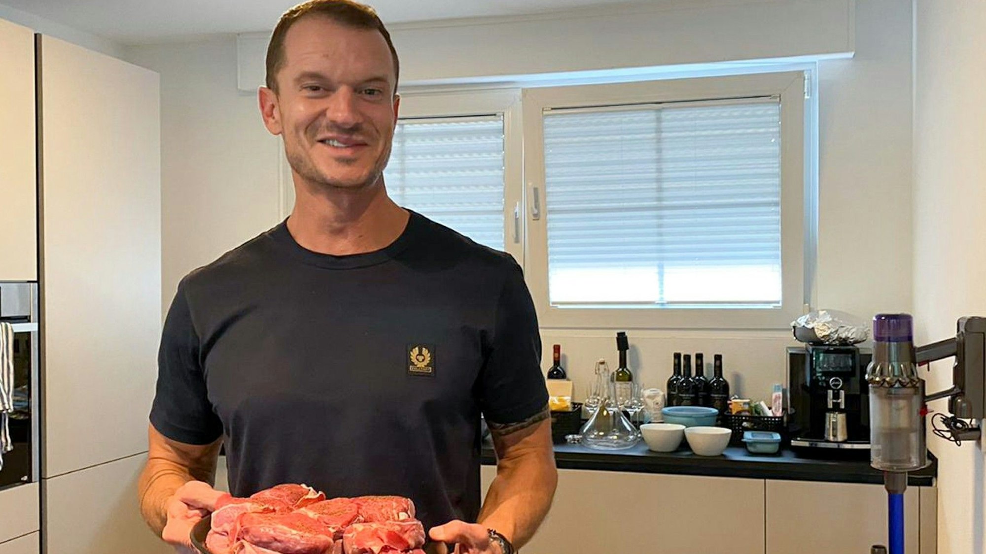 Gastgeber Moritz auf einem Foto vom 16. Dezember 2021 bei „Das perfekte Dinner“ in Bonn.