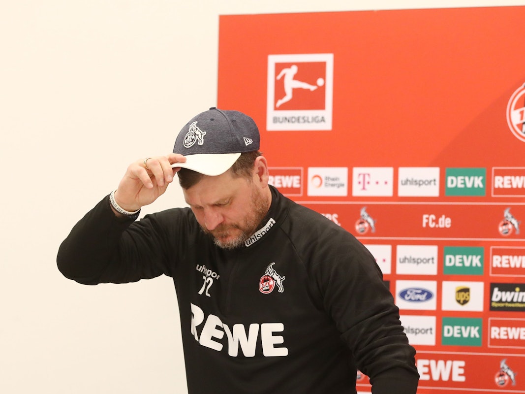 Steffen Baumgart kommt zur Pressekonferenz des 1. FC Köln.