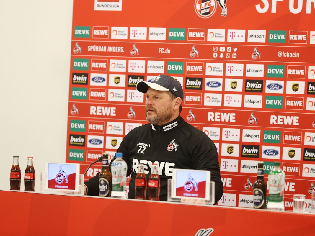 Steffen Baumgart gibt beim 1. FC Köln eine Pressekonferenz.