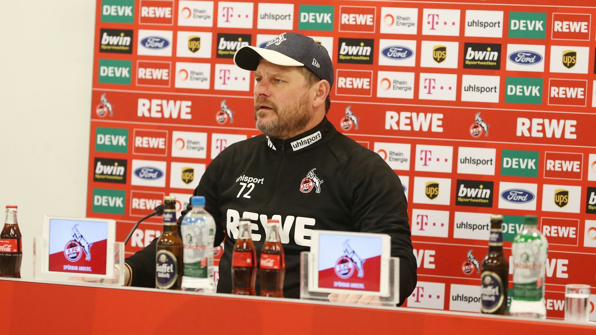Steffen Baumgart gibt beim 1. FC Köln eine Pressekonferenz.