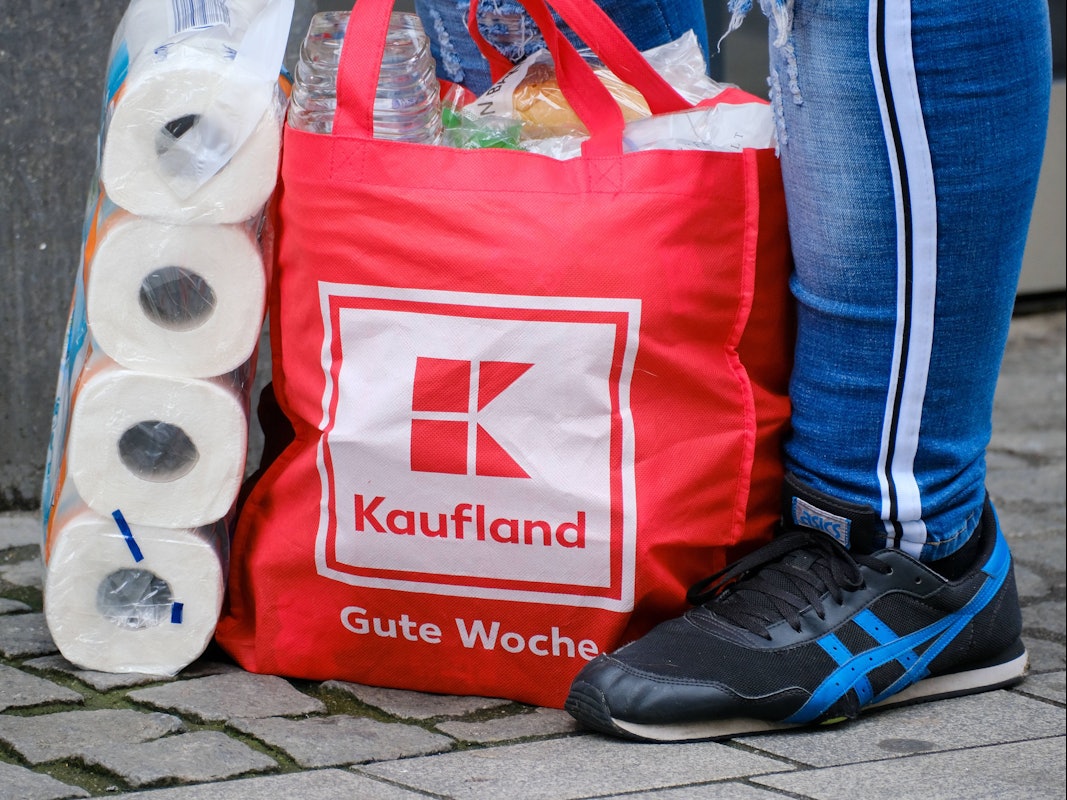 Eine gefüllte Kaufland-Einkaufstasche.