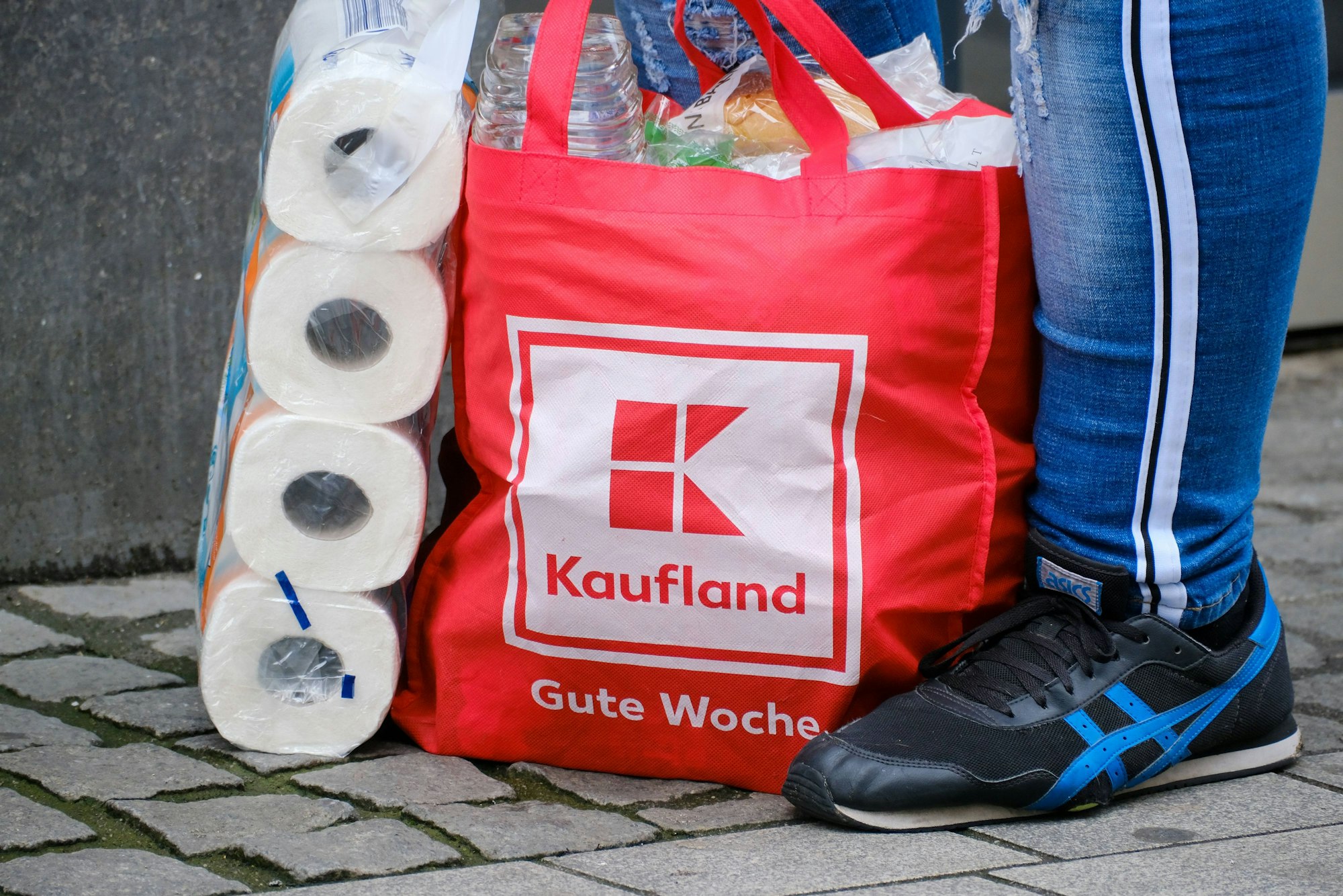 Eine gefüllte Kaufland-Einkaufstasche.