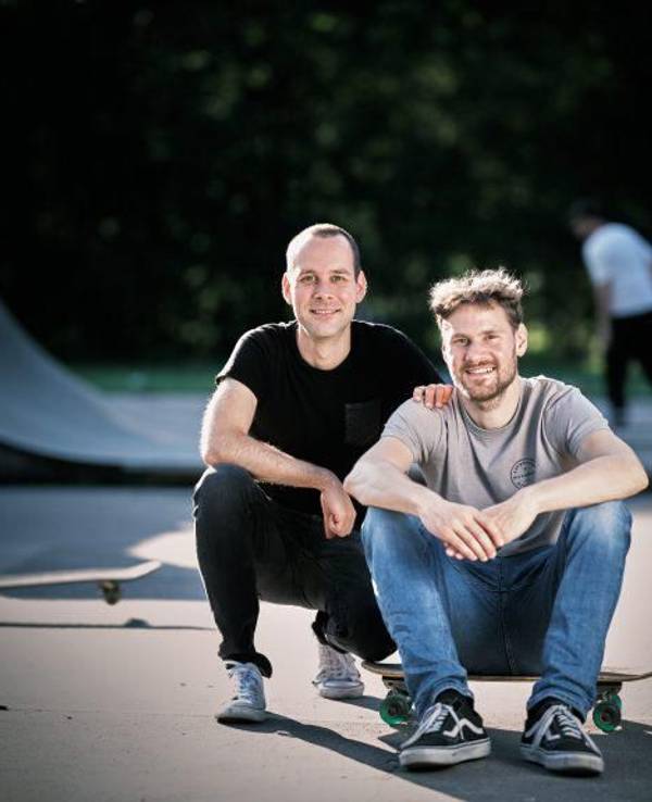 Die Kölner Brüder Stefan (links) und Torsten Borchert haben das Start-up „Take it serious“ gegründet.
