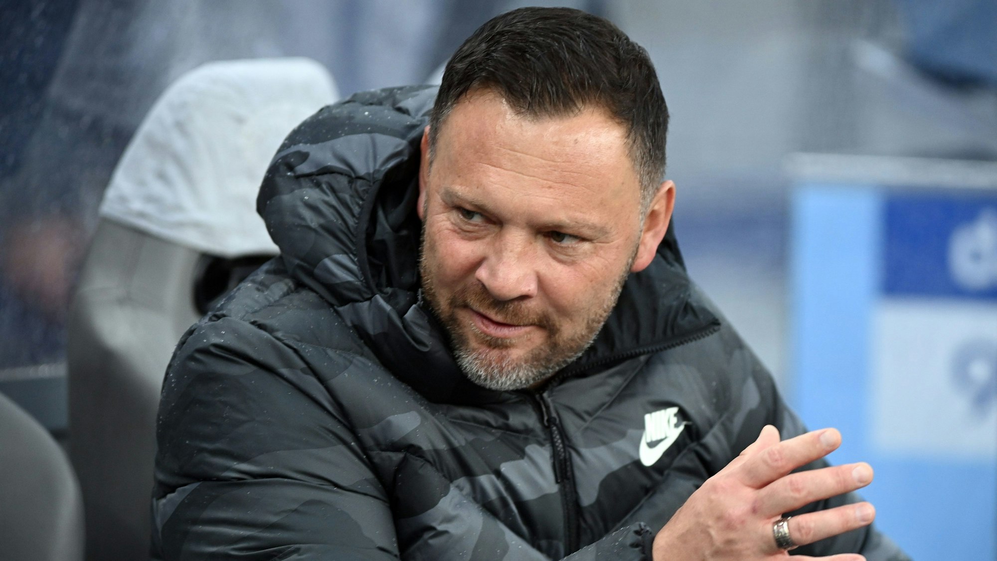 Herthas Cheftrainer Pal Dardai unterhält sich vor Spielbeginn auf der Bank.