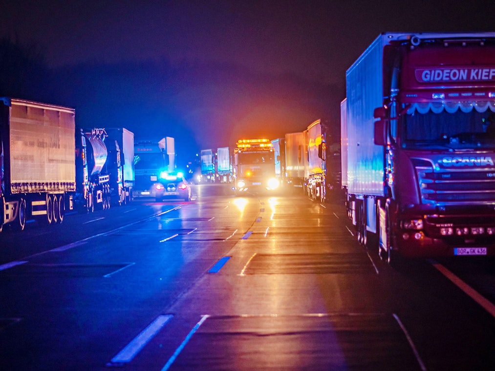 Nach dem Unfall musste die Strecke auf der A45 zunächst voll gesperrt werden (hier ein Archivfoto von der A45).