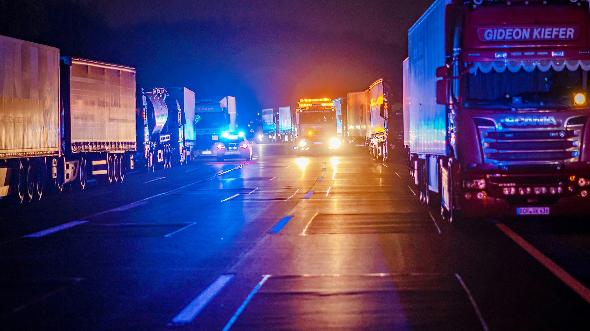 Nach dem Unfall musste die Strecke auf der A45 zunächst voll gesperrt werden (hier ein Archivfoto von der A45).