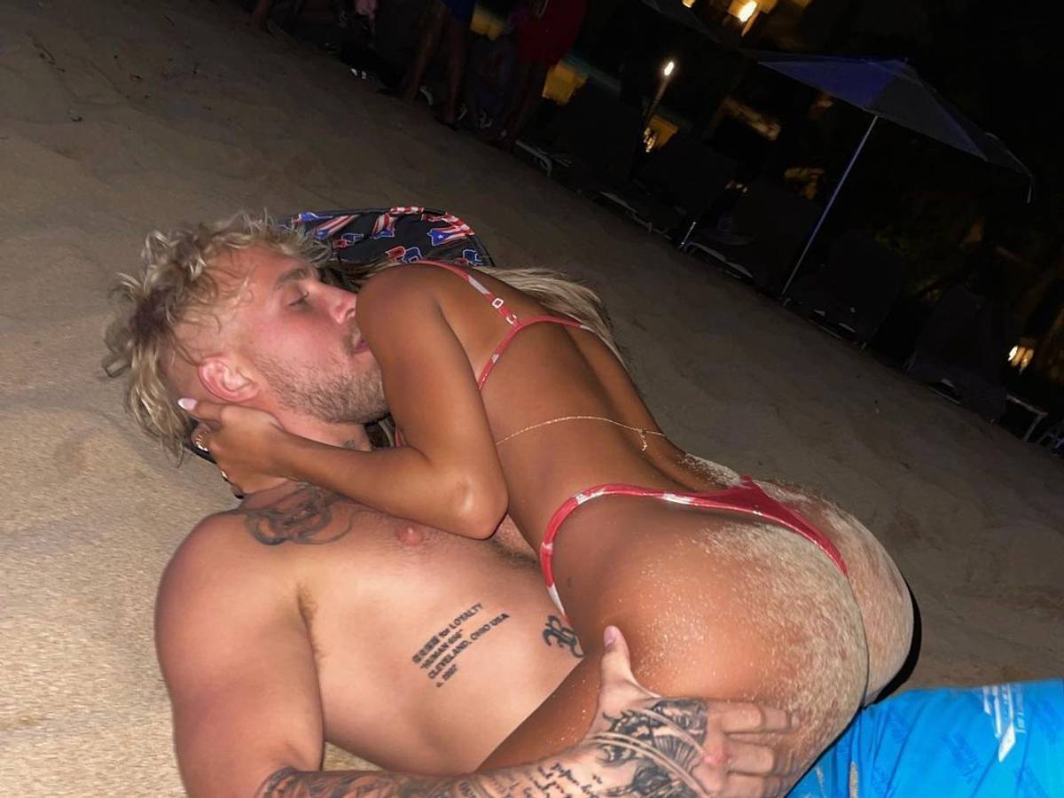 Boxer und YouTube-Star Jake Paul räkelt sich mit Freundin Julia Rose am Strand