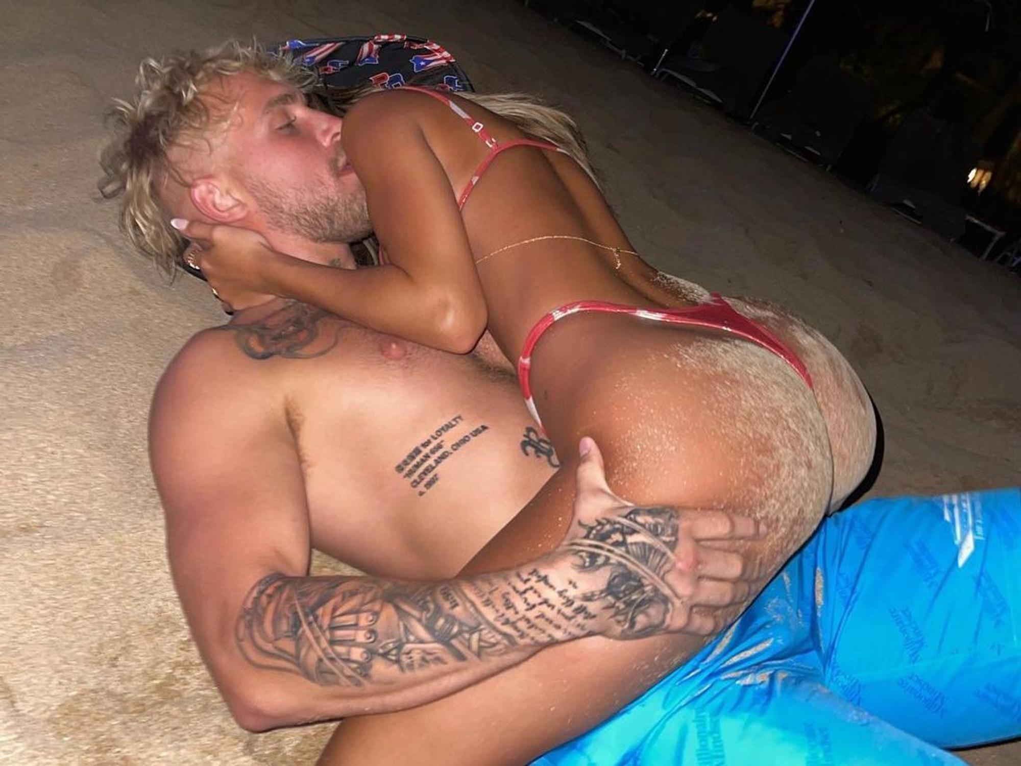 Boxer und YouTube-Star Jake Paul räkelt sich mit Freundin Julia Rose am Strand
