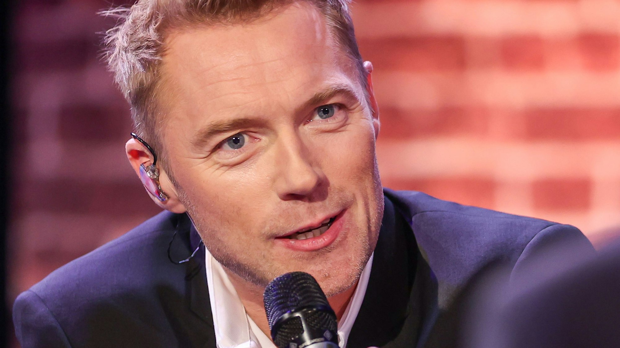 Der irische Sänger Ronan Keating singt in der Roland-Kaiser-Show mit dem Titel "Liebe kann uns retten". Keating sieht sich wegen der Corona-Pandemie enger mit seiner Heimat verbunden.