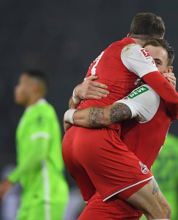 Jannes Horn jubelt zusammen mit Rafael Czichos nach dem 3:2 Auswärtssieg beim VfL Wolfsburg.