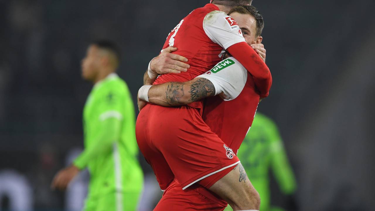 Jannes Horn jubelt zusammen mit Rafael Czichos nach dem 3:2 Auswärtssieg beim VfL Wolfsburg.