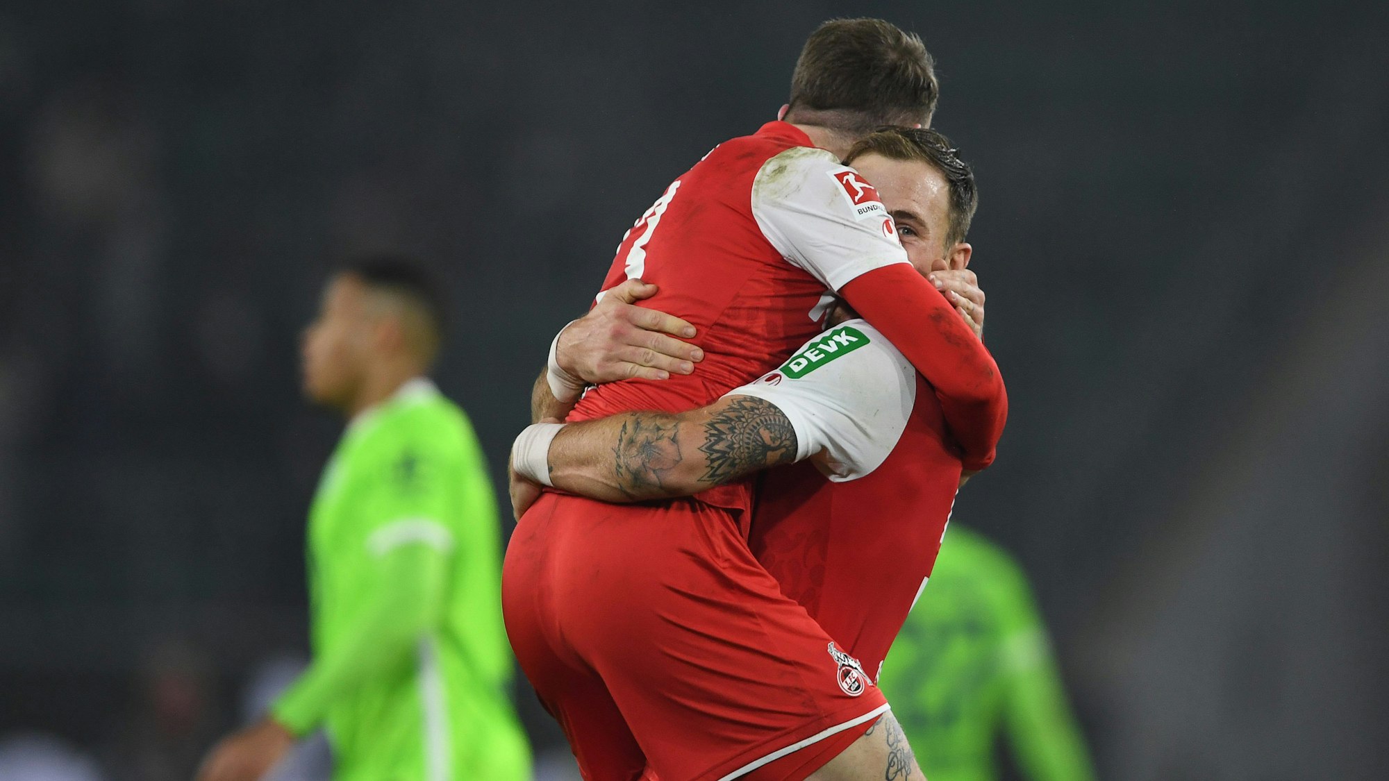 Jannes Horn jubelt zusammen mit Rafael Czichos nach dem 3:2 Auswärtssieg beim VfL Wolfsburg.