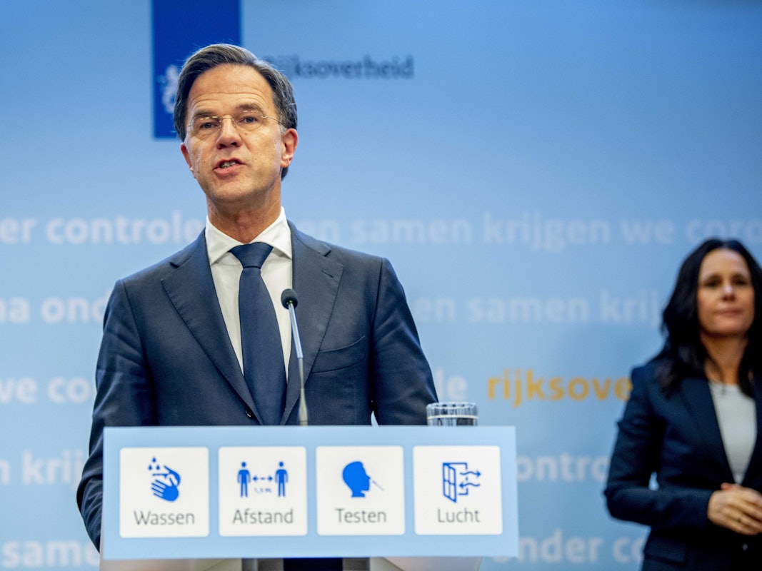 Mark Rutte, Ministerpräsident der Niederlande, gibt am 18. Dezember 2021 eine Pressekonferenz, um neue Verschärfungen in der Coronapolitik anzukündigen. Die Niederlande haben kurz vor Weihnachten wegen der Omikron-Variante des Coronavirus einen neuen strengen Lockdown verhängt.
