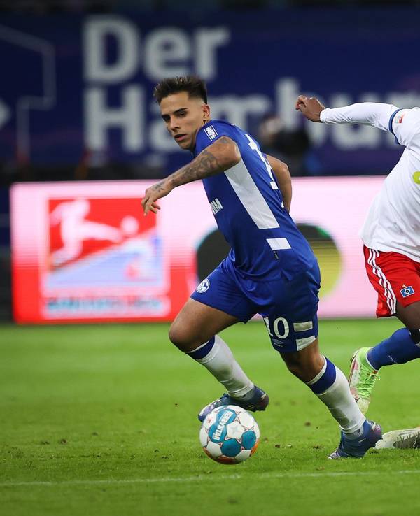 Hamburgs Faride Alidou (M) und Schalkes Rodrigo Zalazar (l) und Schalkes Thomas Ouwejan im Kampf um den Ball.