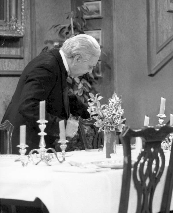 Freddie Frinton als Diener James und May Warden als alleinspeisende alte Dame Miss Sophie im TV-Klassiker «Dinner for One» (undatierte Filmszene).