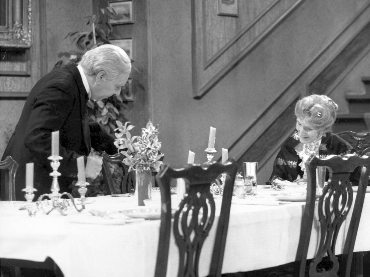 Freddie Frinton als Diener James und May Warden als alleinspeisende alte Dame Miss Sophie im TV-Klassiker «Dinner for One» (undatierte Filmszene).