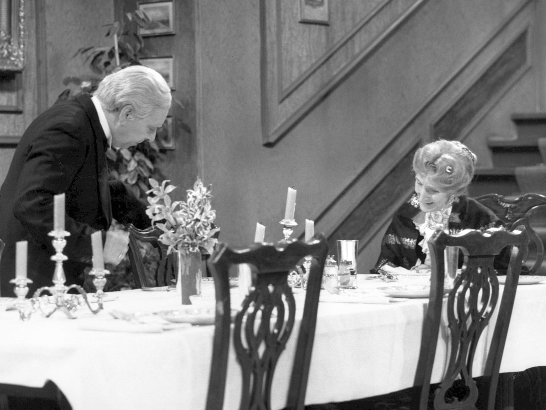 Freddie Frinton als Diener James und May Warden als alleinspeisende alte Dame Miss Sophie im TV-Klassiker «Dinner for One» (undatierte Filmszene).