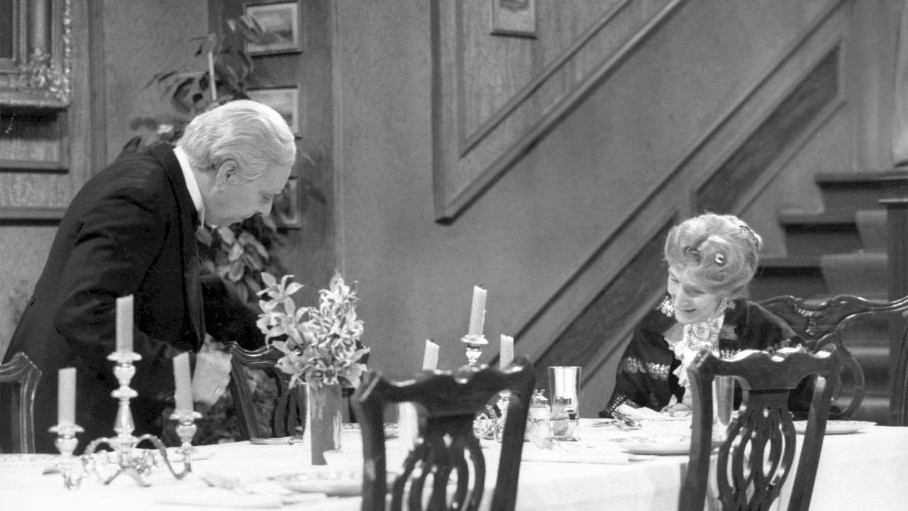 Freddie Frinton als Diener James und May Warden als alleinspeisende alte Dame Miss Sophie im TV-Klassiker «Dinner for One» (undatierte Filmszene).