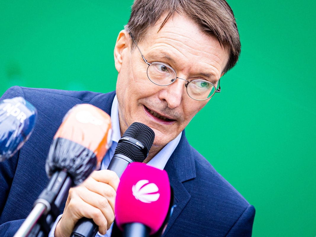 Bundesgesundheitsminister Karl Lauterbach am 17. Dezember 2021 bei einer Pressekonferenz in Niedersachsen. Am Samstag beriet er sich mit den Gesundheitsministern der Bundesländer.