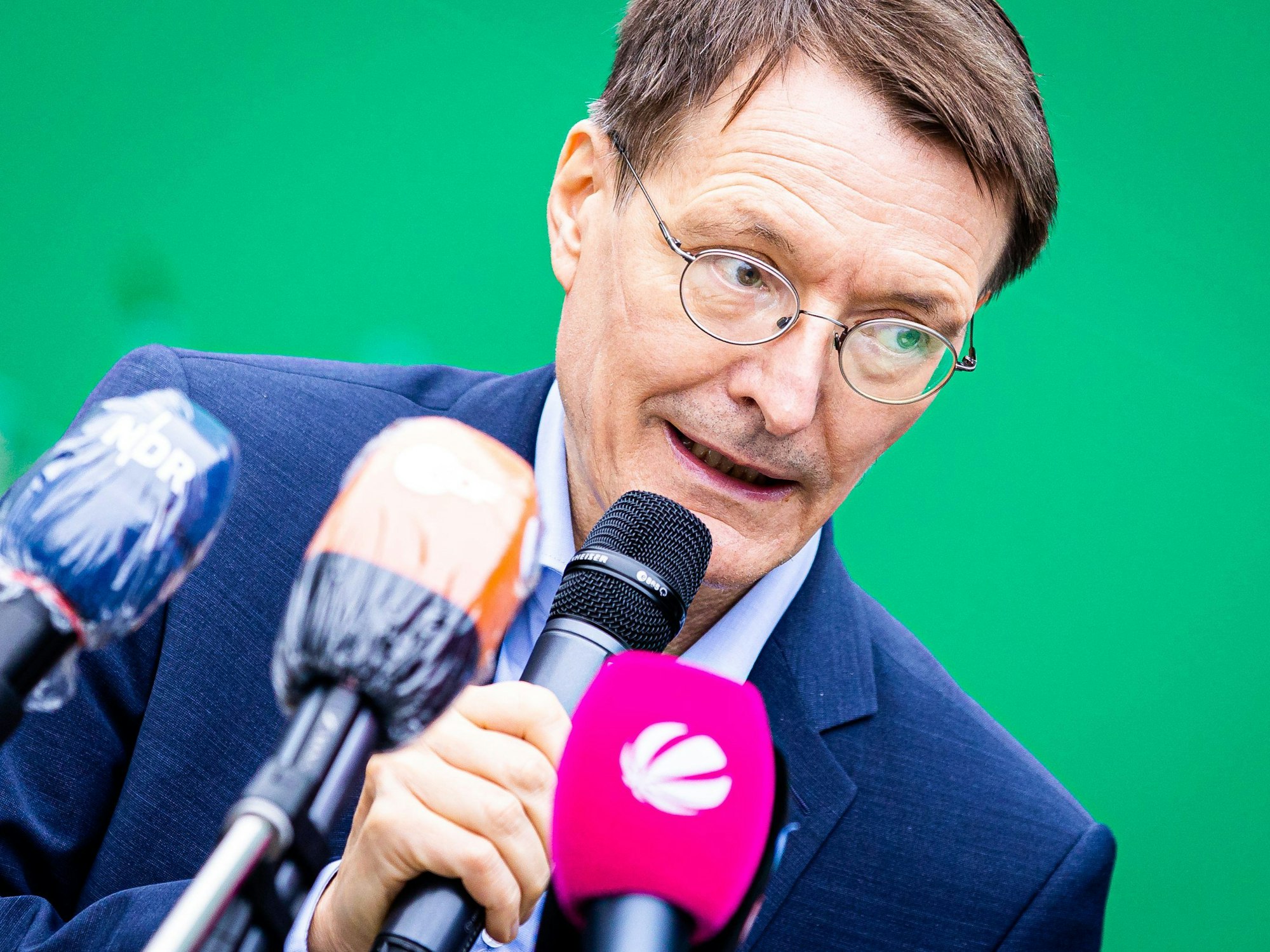 Bundesgesundheitsminister Karl Lauterbach am 17. Dezember 2021 bei einer Pressekonferenz in Niedersachsen. Am Samstag beriet er sich mit den Gesundheitsministern der Bundesländer.