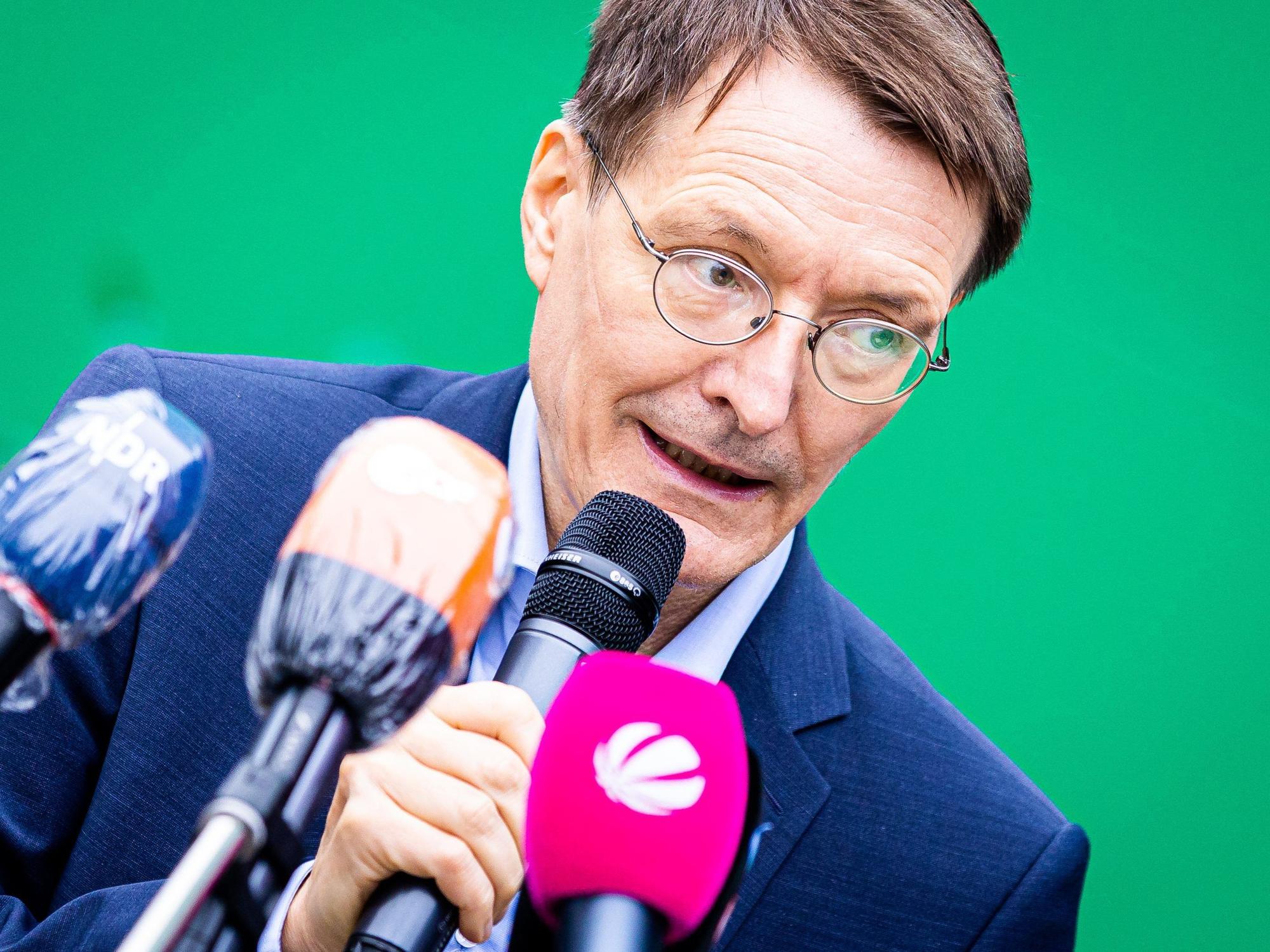 Bundesgesundheitsminister Karl Lauterbach am 17. Dezember 2021 bei einer Pressekonferenz in Hannover. Jetzt will er die Notzulassung für das Corona-Medikament Paxlovid beschleunigen.