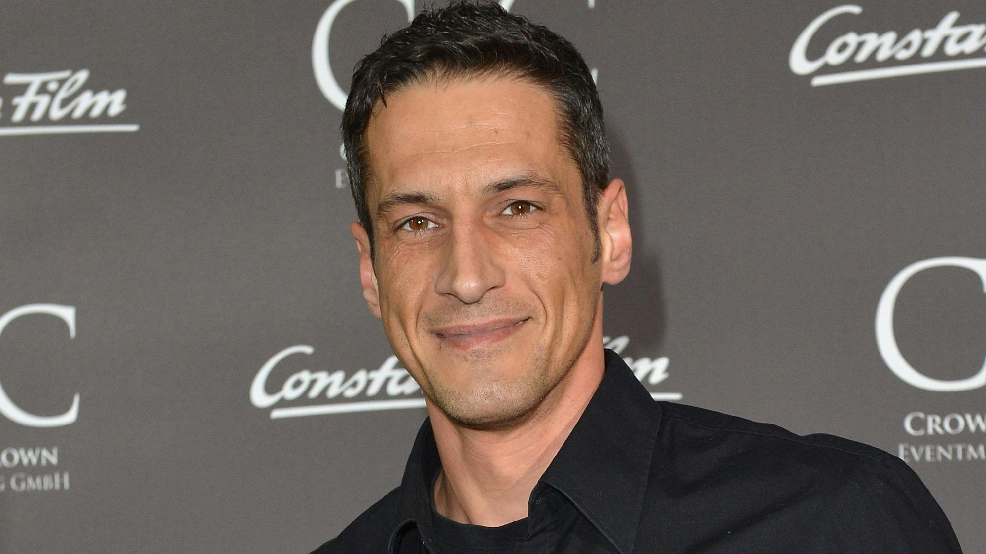 Komiker Mirco Nontschew lächelt in die Kamera.