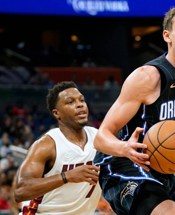 17.12.2021, USA, Orlando: Basketball: NBA, Orlando Magic - Miami Heat, Hauptrunde, Hauptrunde-Partien, 59. Spieltag. Franz Wagner (r) von Orlando Magic in Aktion mit Kyle Lowry von Miami Heat. Foto: John Raoux/AP/dpa +++ dpa-Bildfunk +++