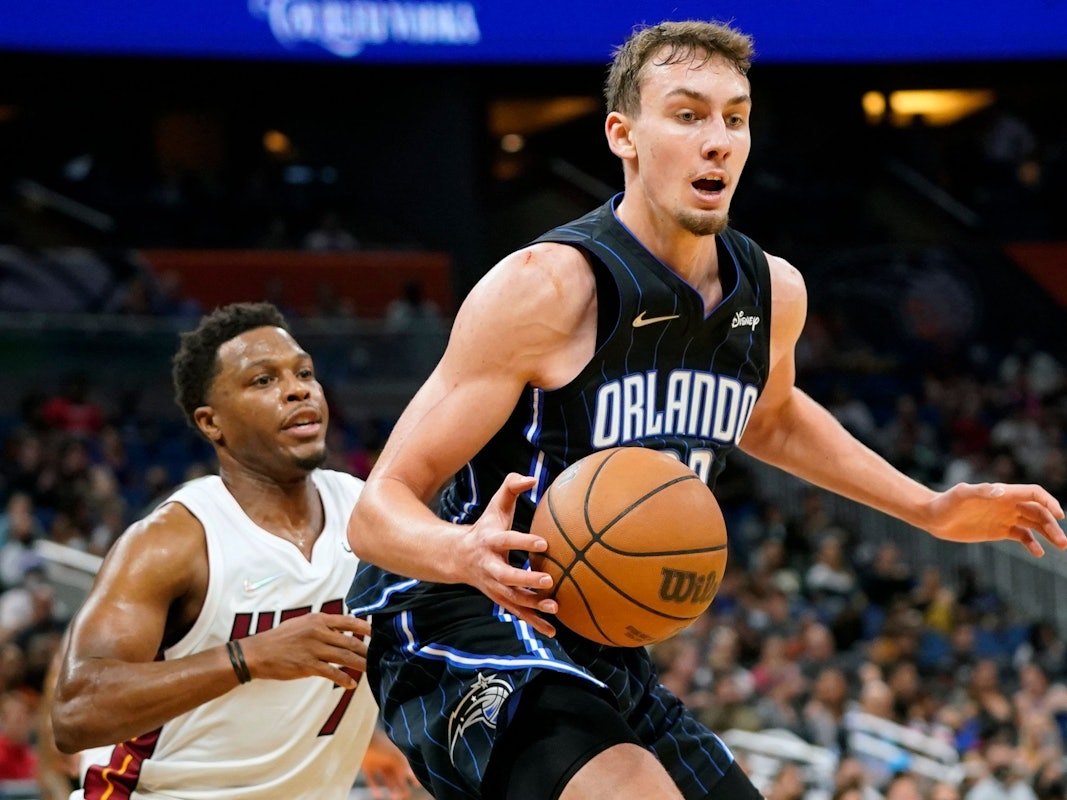 17.12.2021, USA, Orlando: Basketball: NBA, Orlando Magic - Miami Heat, Hauptrunde, Hauptrunde-Partien, 59. Spieltag. Franz Wagner (r) von Orlando Magic in Aktion mit Kyle Lowry von Miami Heat. Foto: John Raoux/AP/dpa +++ dpa-Bildfunk +++